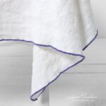 ARVO Mantel blanco con borde violeta