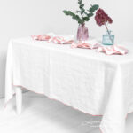 ARVO Servilleta blanca con borde rosado