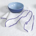 ARVO Servilleta blanca con borde violeta
