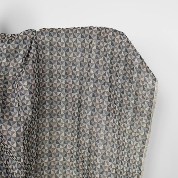 Tela de lino jacquard negra y gris con estampado de triángulos