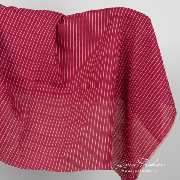 Tejido de lino rojo con finas rayas blancas