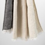 TORBY Chal beige negro