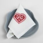 HARTY Servilleta blanca con bordado rojo