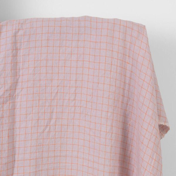 Tejido de lino lila con cuadros naranja lavado
