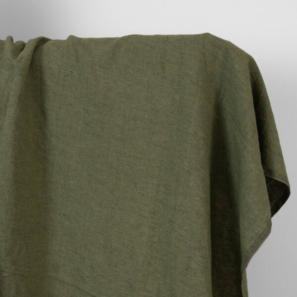 Tejido de lino verde oscuro melange lavado
